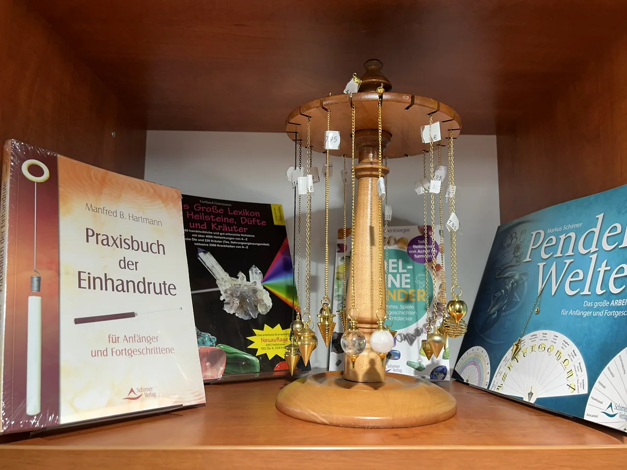 Pendel am Aufsteller und Bücher im Regal