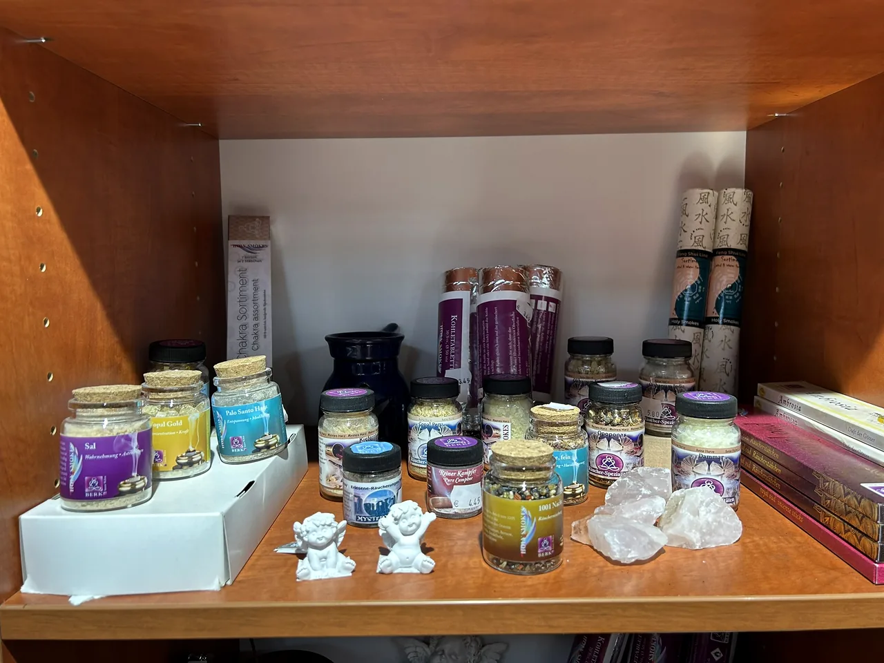 Gläser mit Räucherharzen und Mischungen neben Räucherstäbchen und Kohletabletten