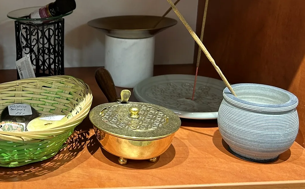 Räuchergefäße und Stäbchenhalter im Regal