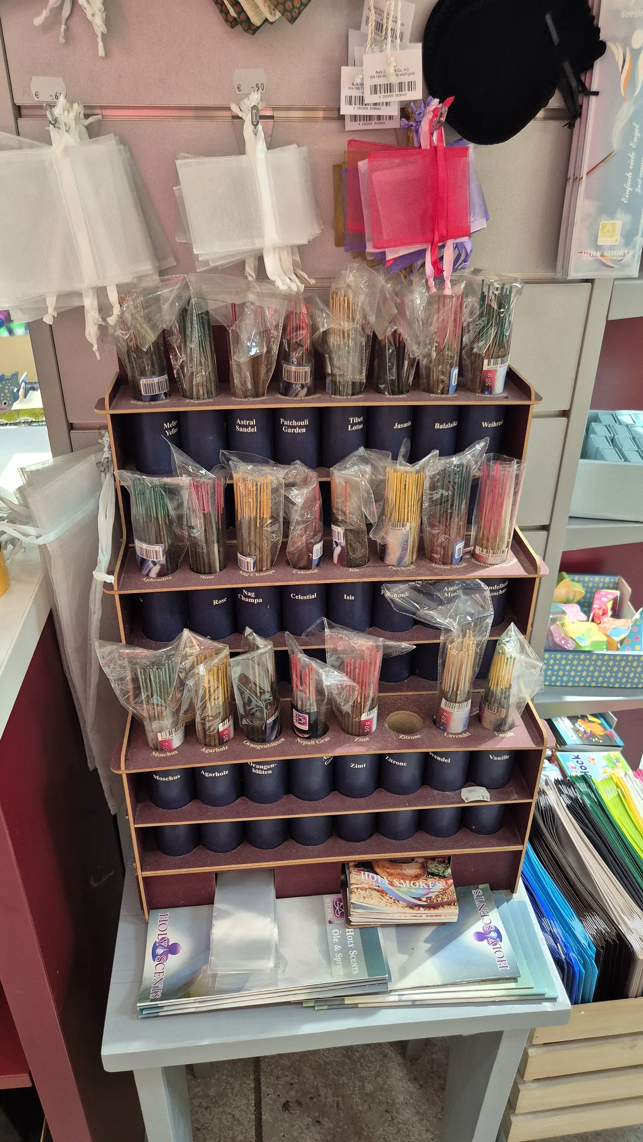 Display mit Räucherstäbchen und verschiedenen Duftbezeichnungen