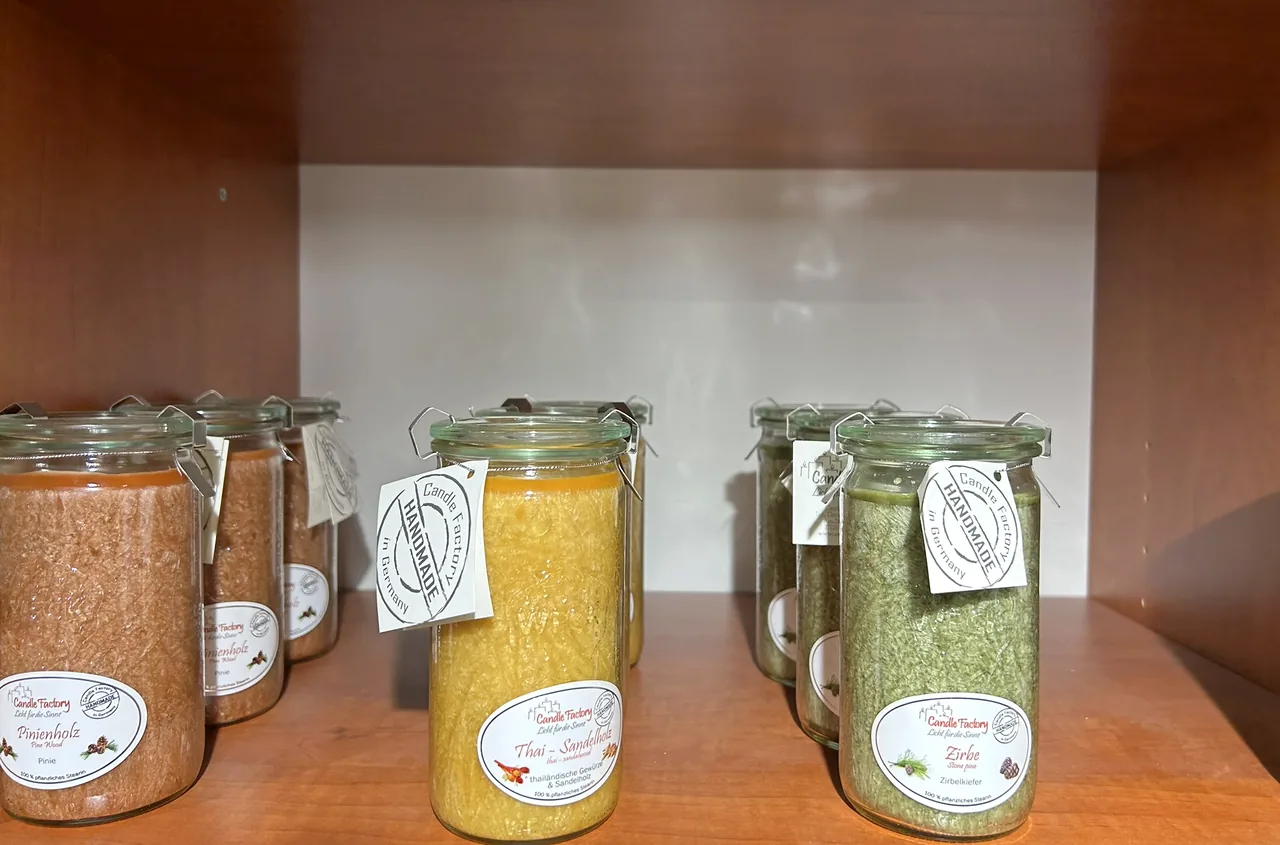 Duftkerzen im Glas von Candle Factory im Holzregal