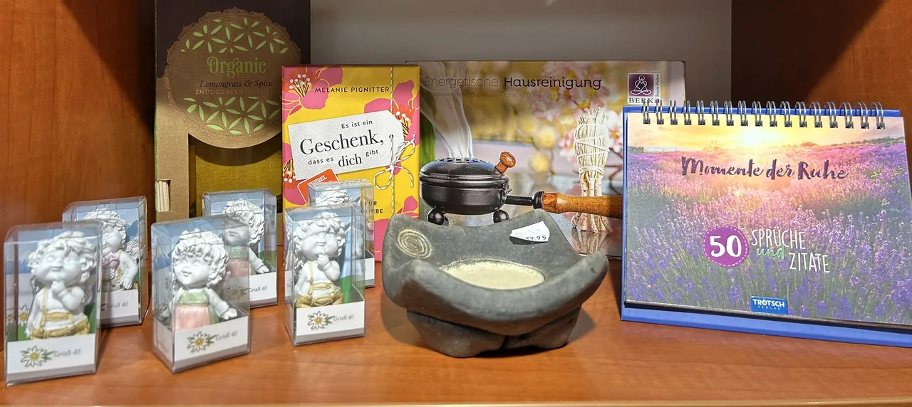 Engelfiguren, ein Geschenkbuch und ein Spruchaufsteller