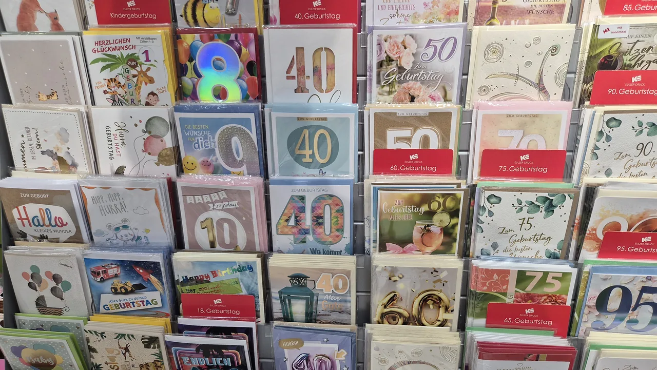 Glückwunschkarten zu Geburtstagen und zur Geburt im Kartenregal
