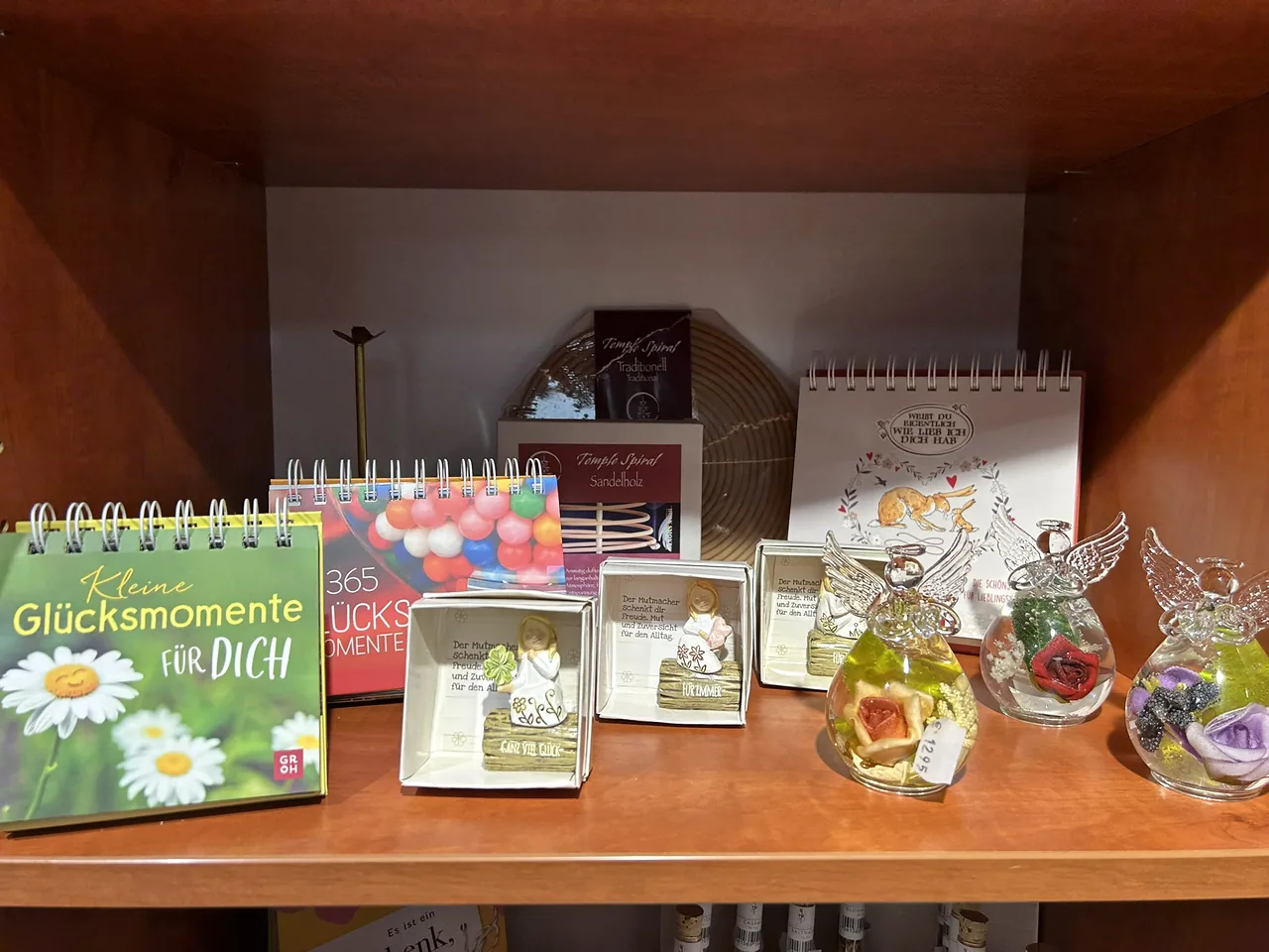 Kleine Geschenkbücher und bunte Figuren