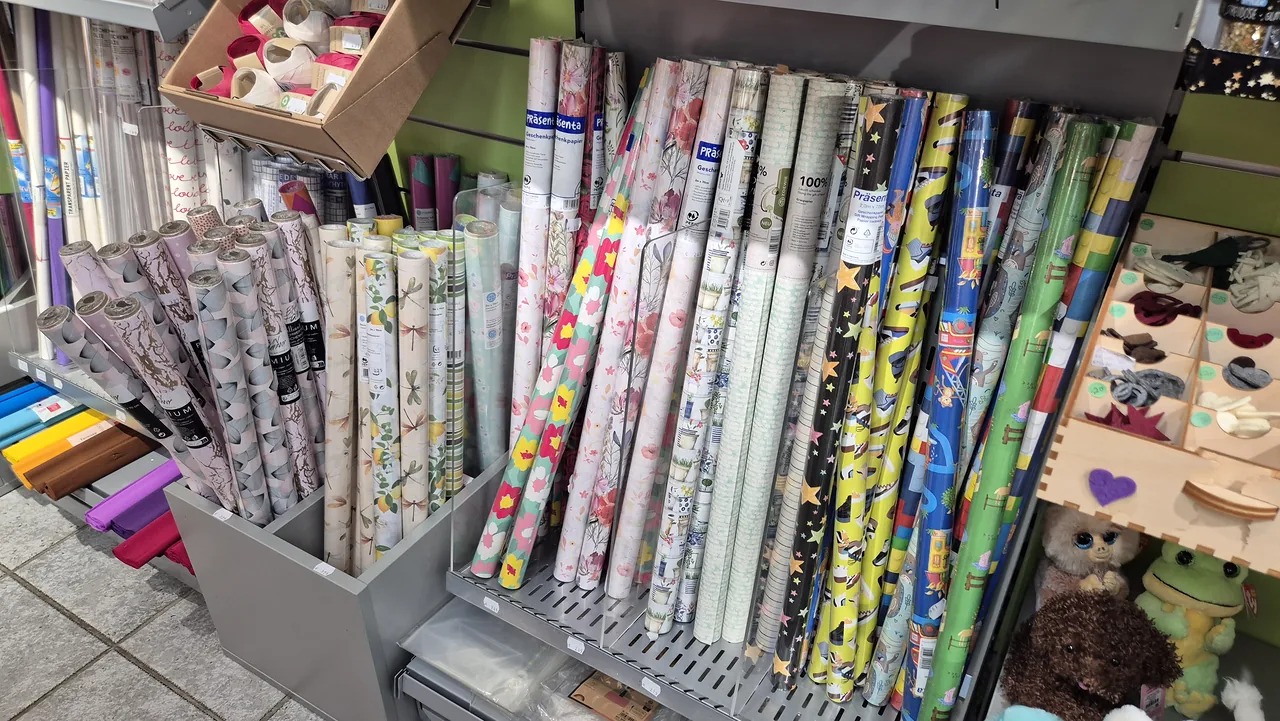 Gemusterte Geschenkpapierrollen im Ständer