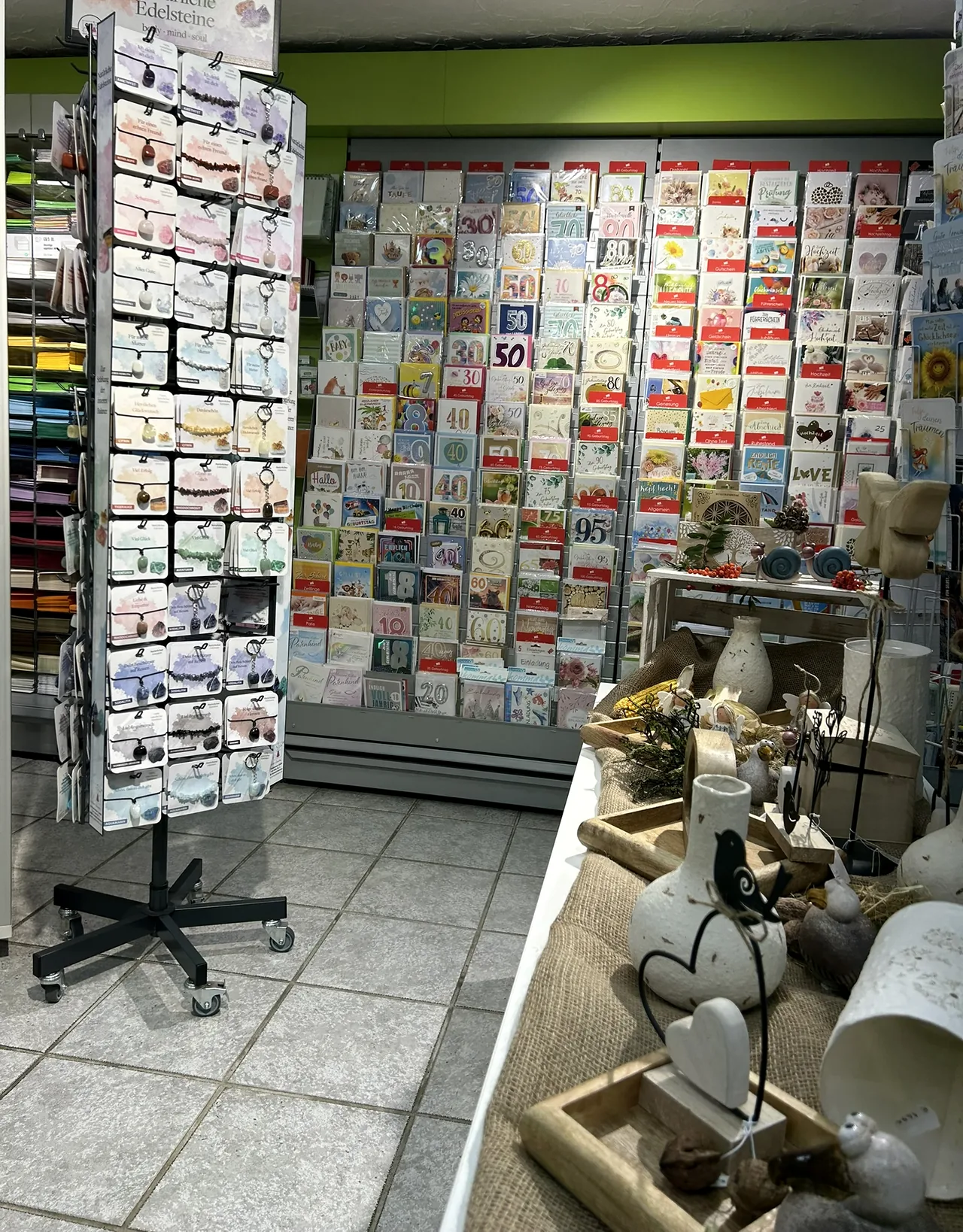 Kartenwand und Kartenständer im Laden