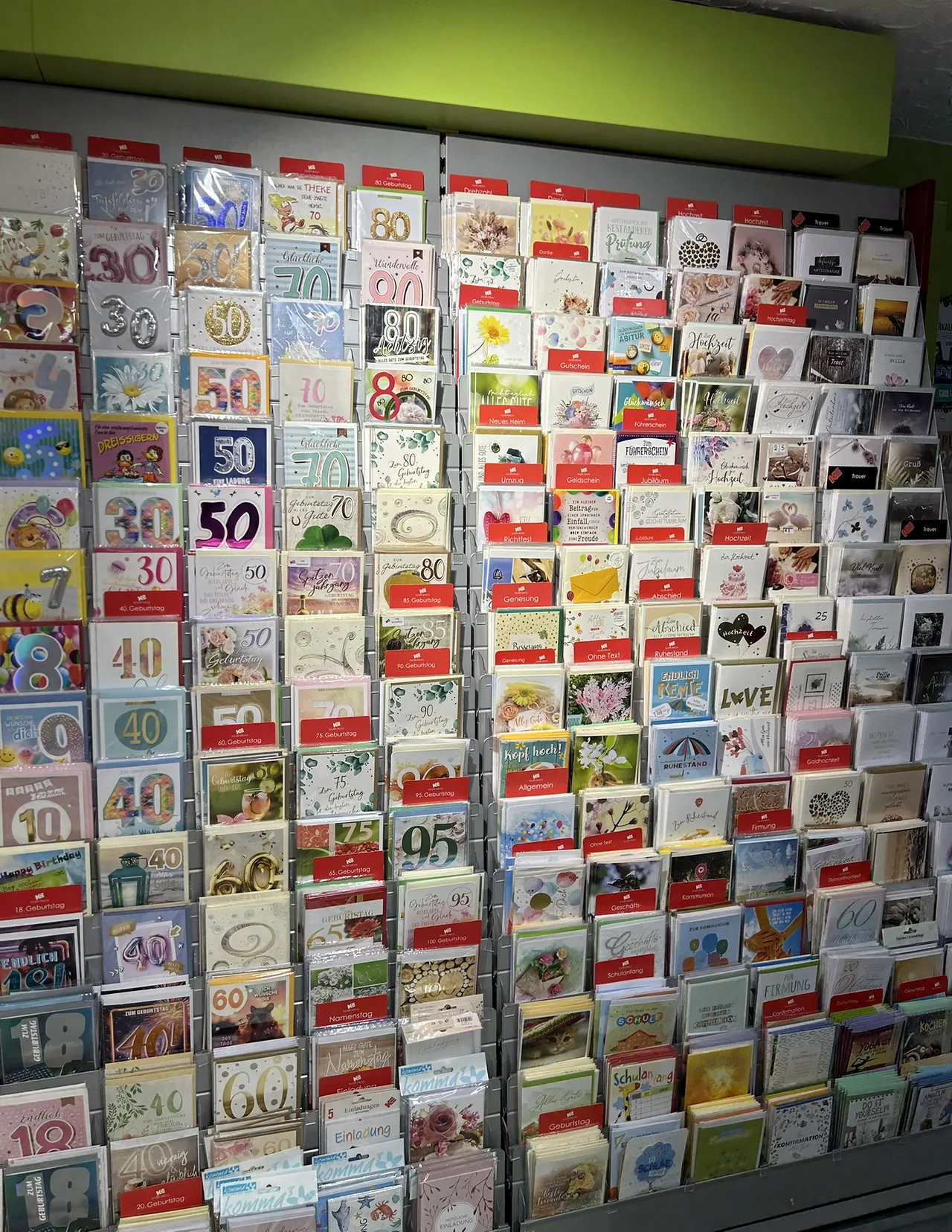Glückwunschkarten an der Kartenwand