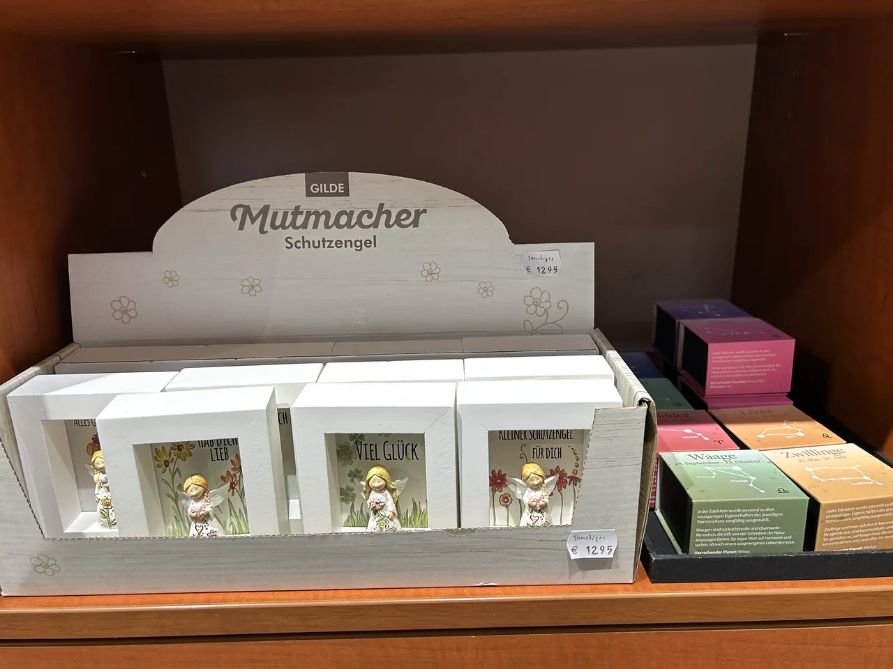 Kleine Engelfiguren im Geschenkregal