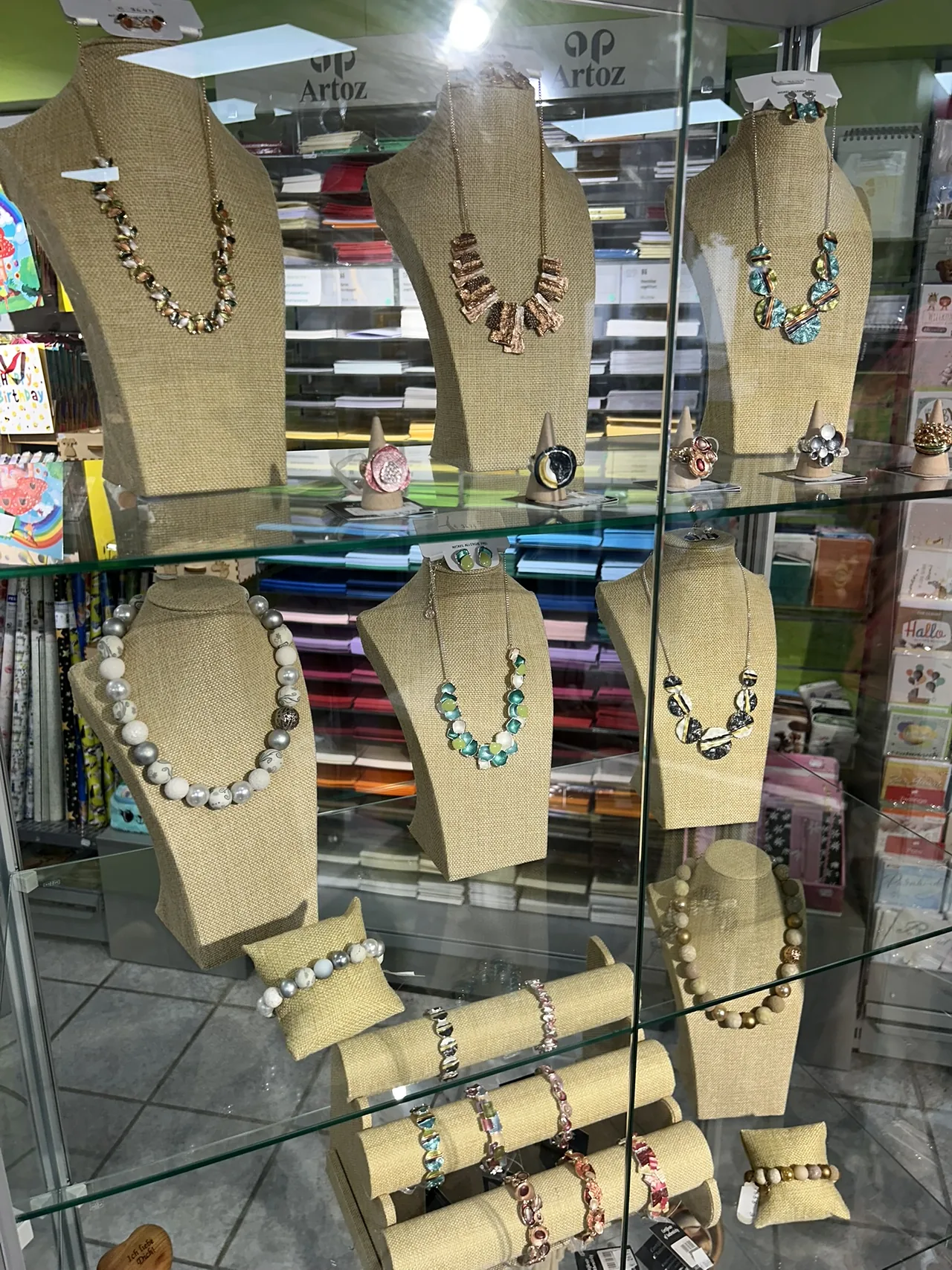 Ketten, Ringe und Armbänder in einer Glasvitrine