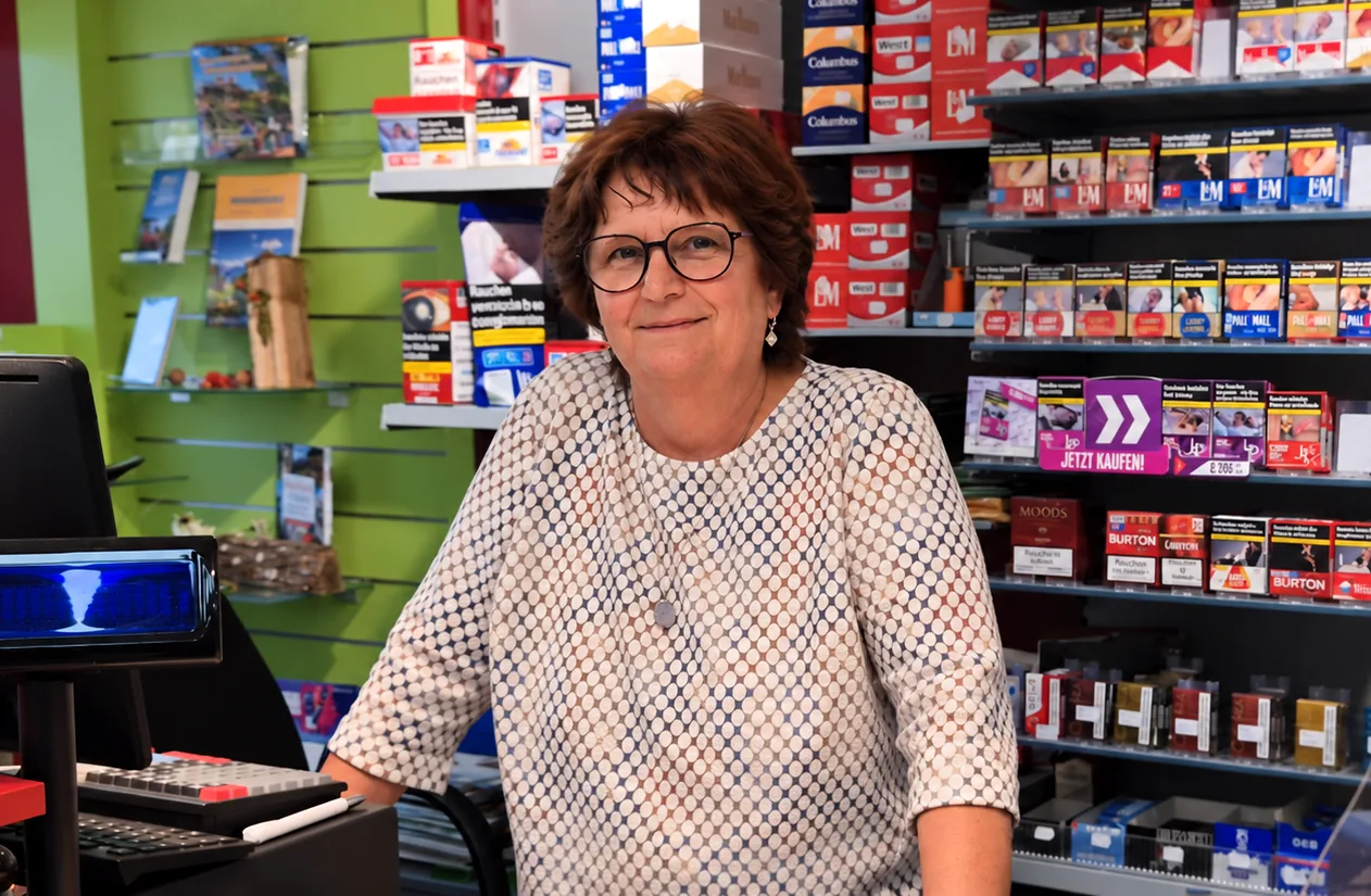 Mathilde hinter der Verkaufstheke mit einem Einblick in den Laden