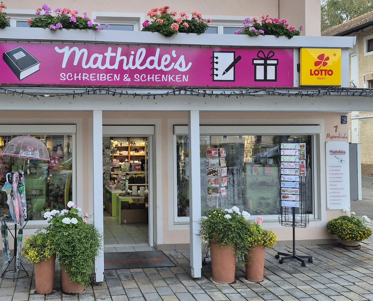 Fassade von Mathilde´s Schreiben & Schenken mit Eingang und bepflanzten Kübeln