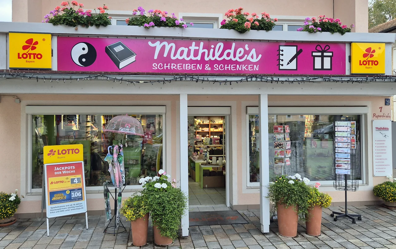 Ladenfront von Mathilde´s Schreiben & Schenken mit Eingang, Schaufenstern und bepflanzten Kübeln