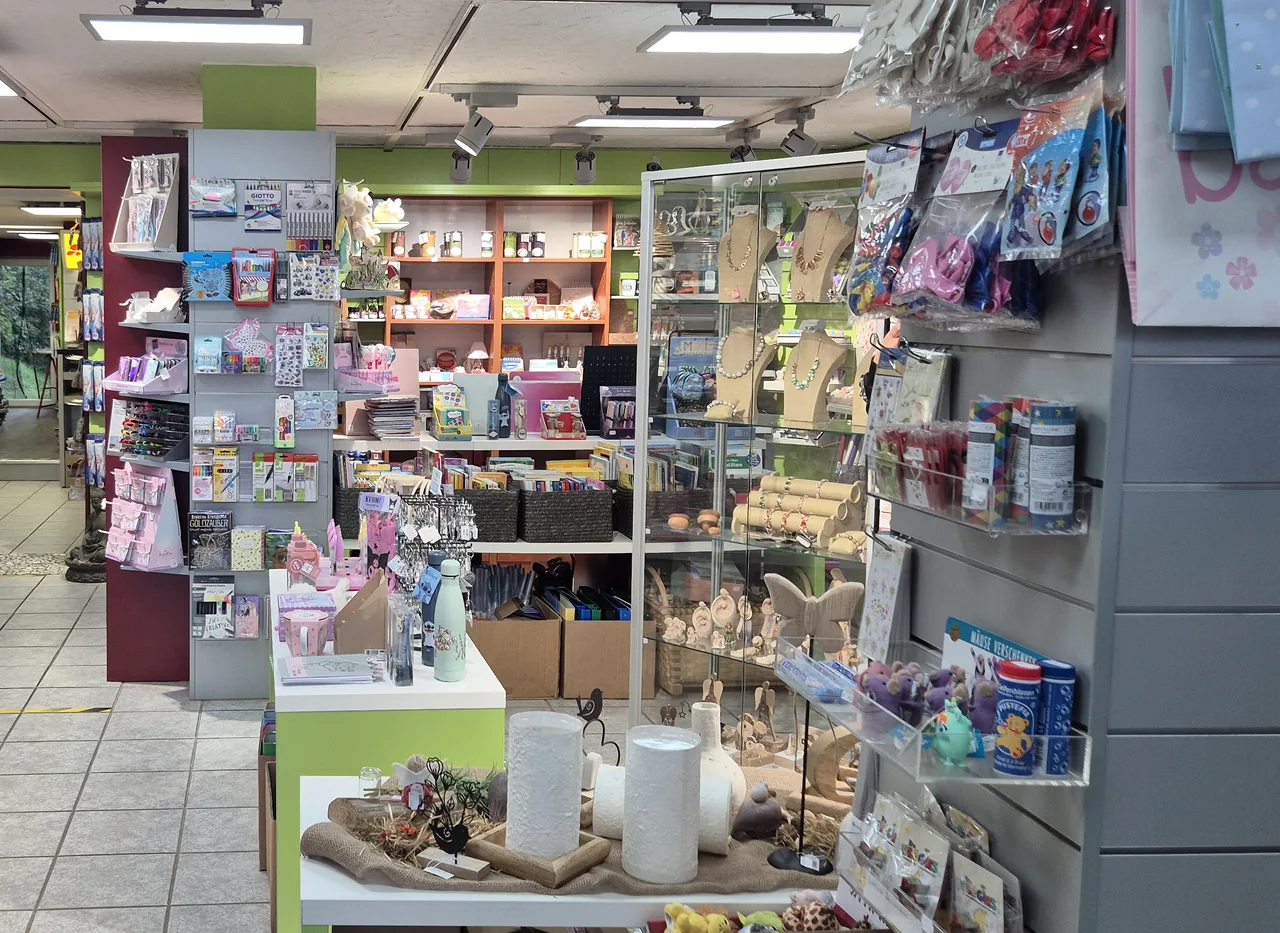 Blick in den Laden mit Schreibwaren, Geschenkartikeln und Schmuckvitrine