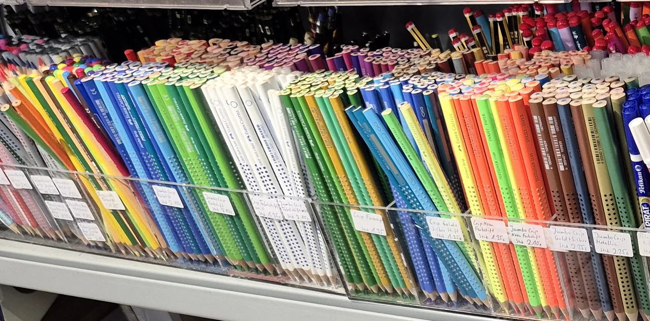 Lose Buntstifte nach Farben sortiert