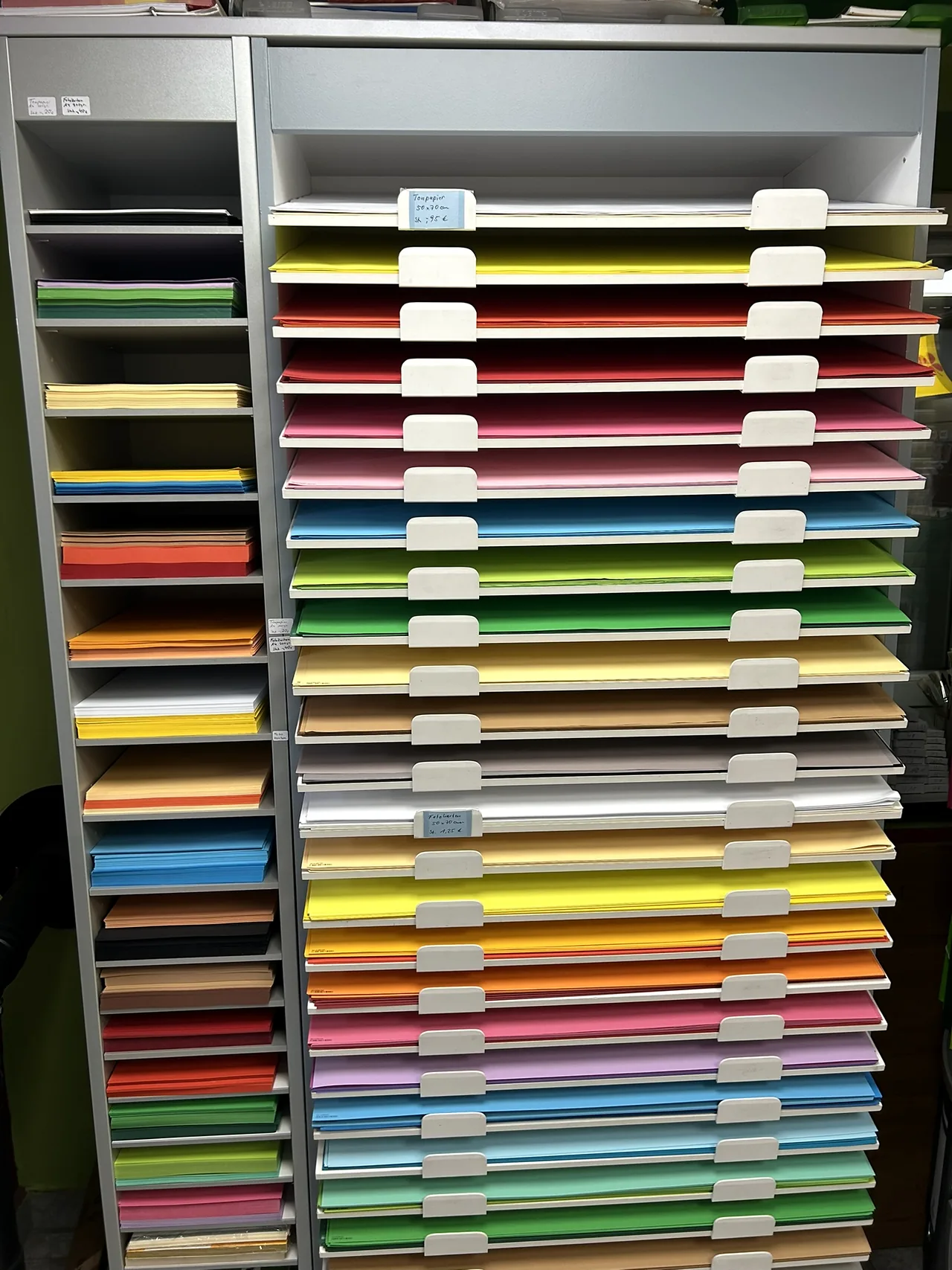 Farbiges Papier im Sortierregal