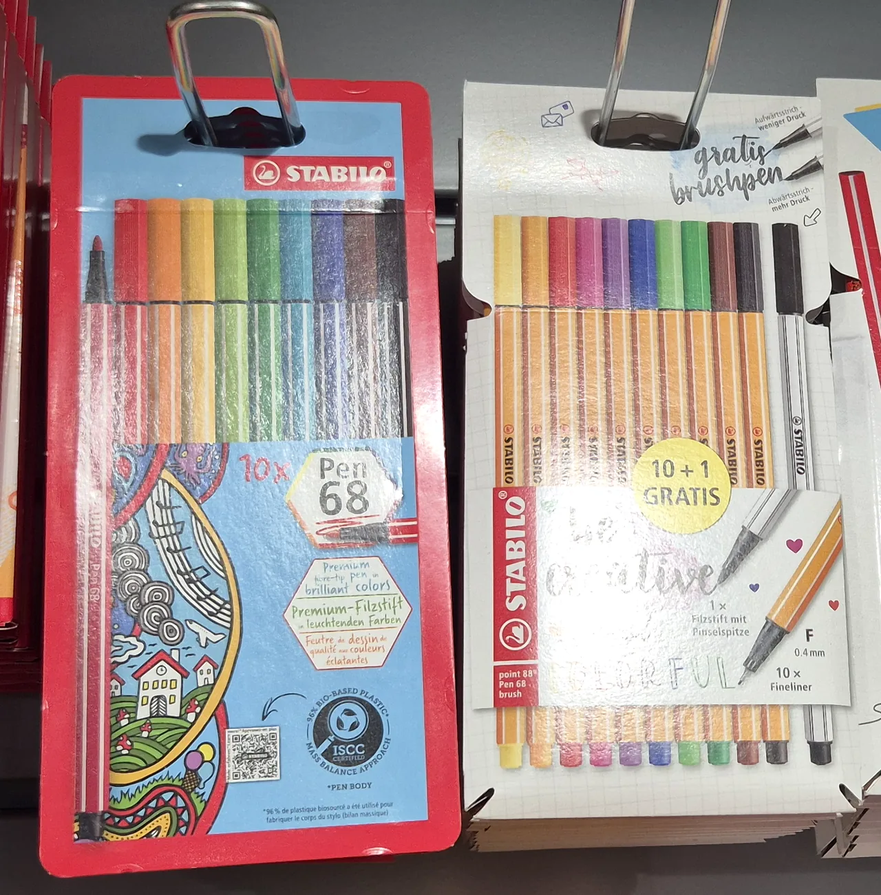 Filzstift- und Fineliner-Sets im Schreibwarenregal