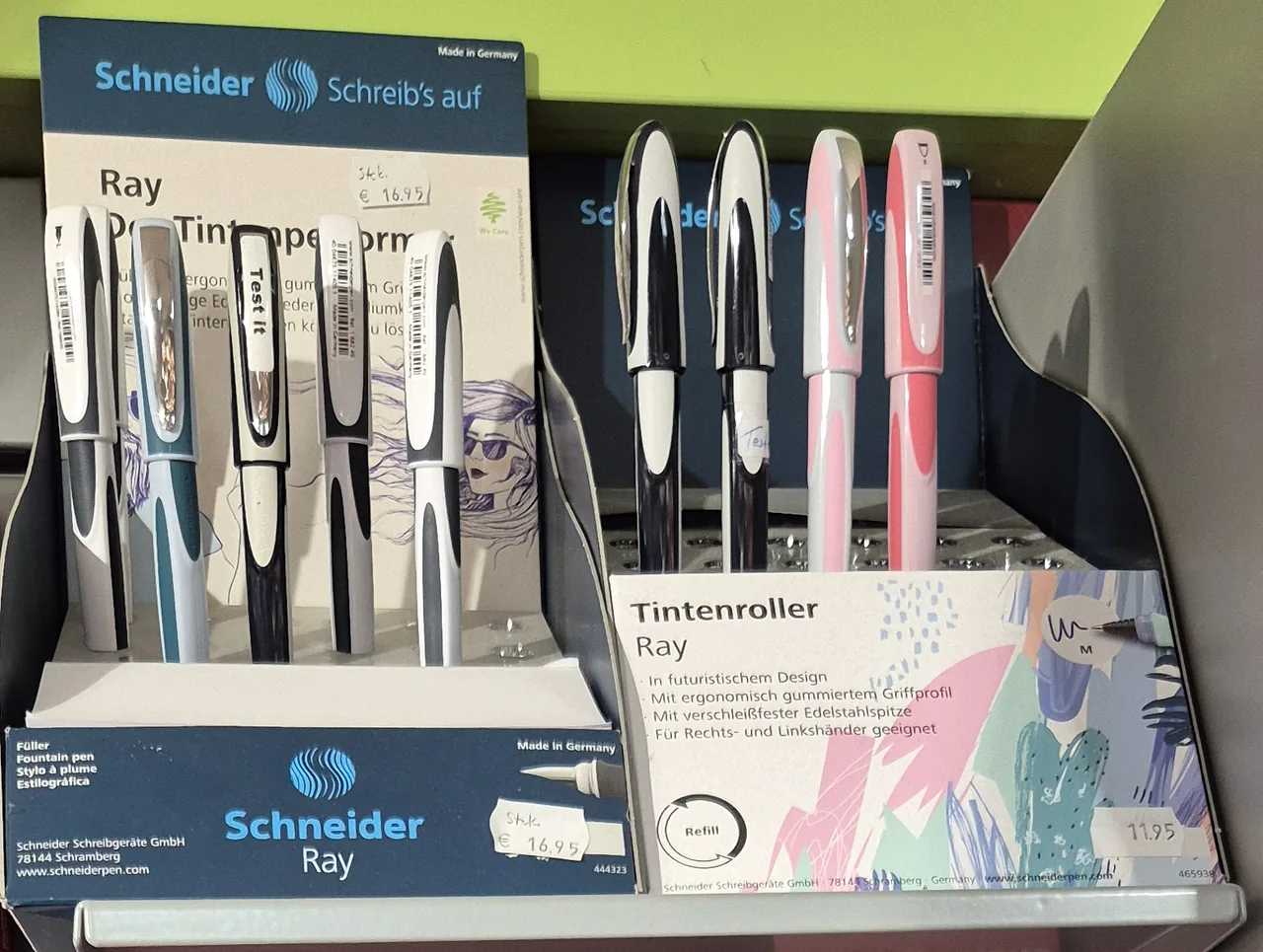 Füller und Tintenroller im oberen Regalbereich