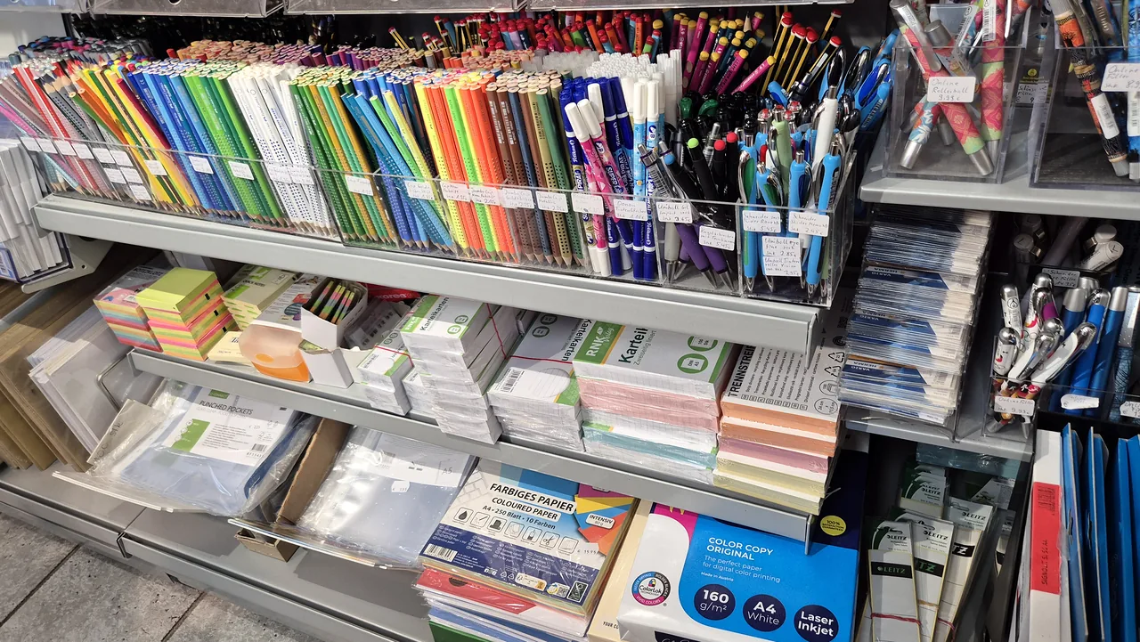 Lose Stifte, Karteikarten und Büro-Papierprodukte