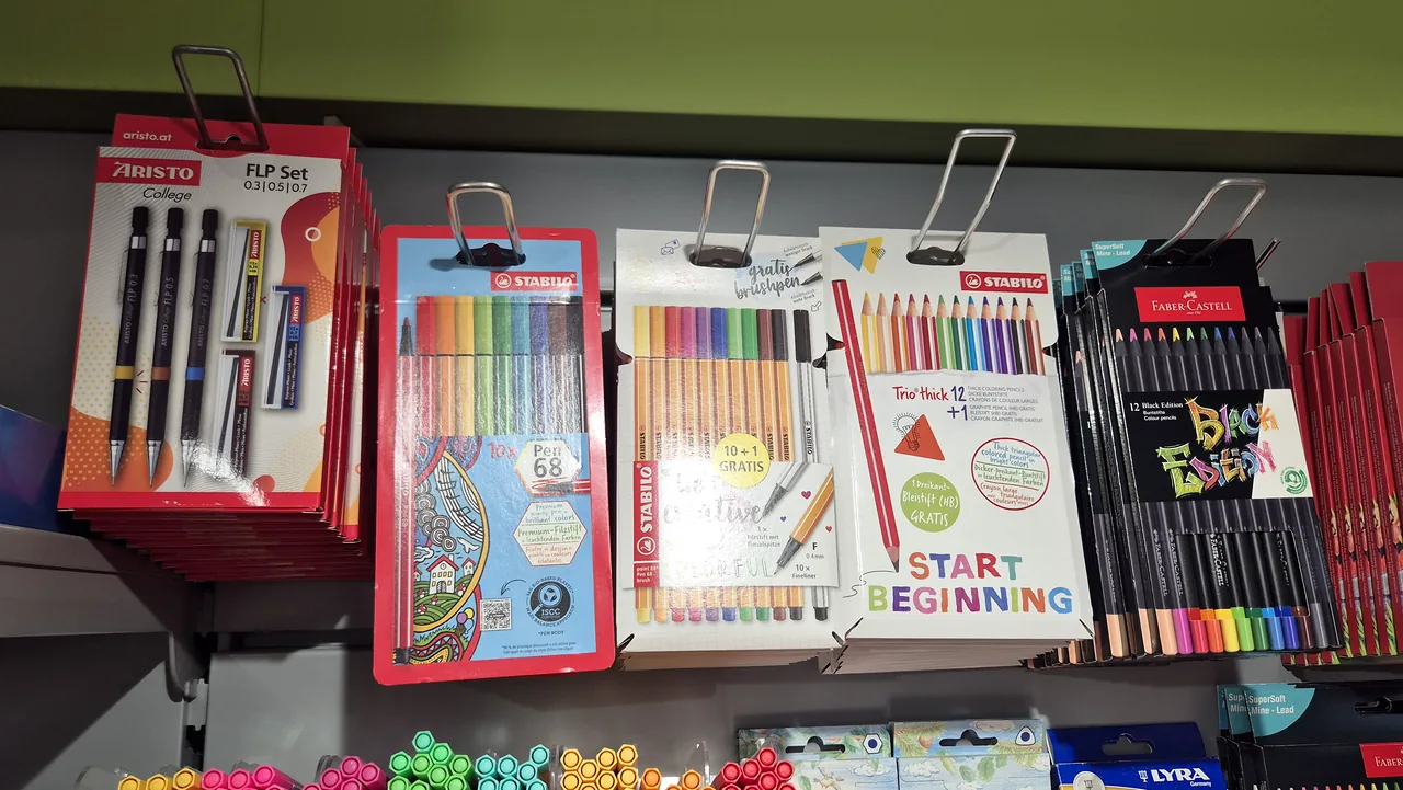 Buntstift-, Filzstift- und Finelinersets im Schreibwarenregal