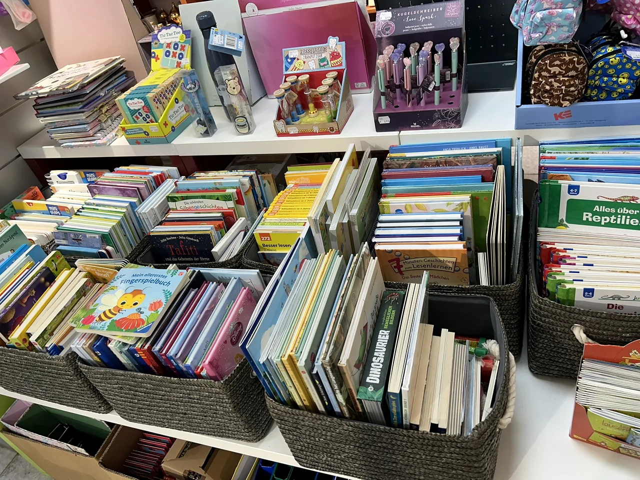 Kinderbücher und Beschäftigungshefte in Körben