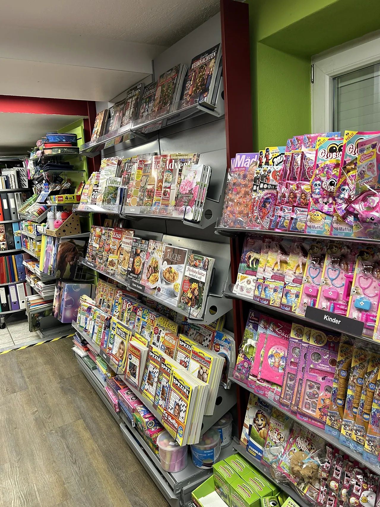 Kinderzeitschriften im Zeitschriftenregal