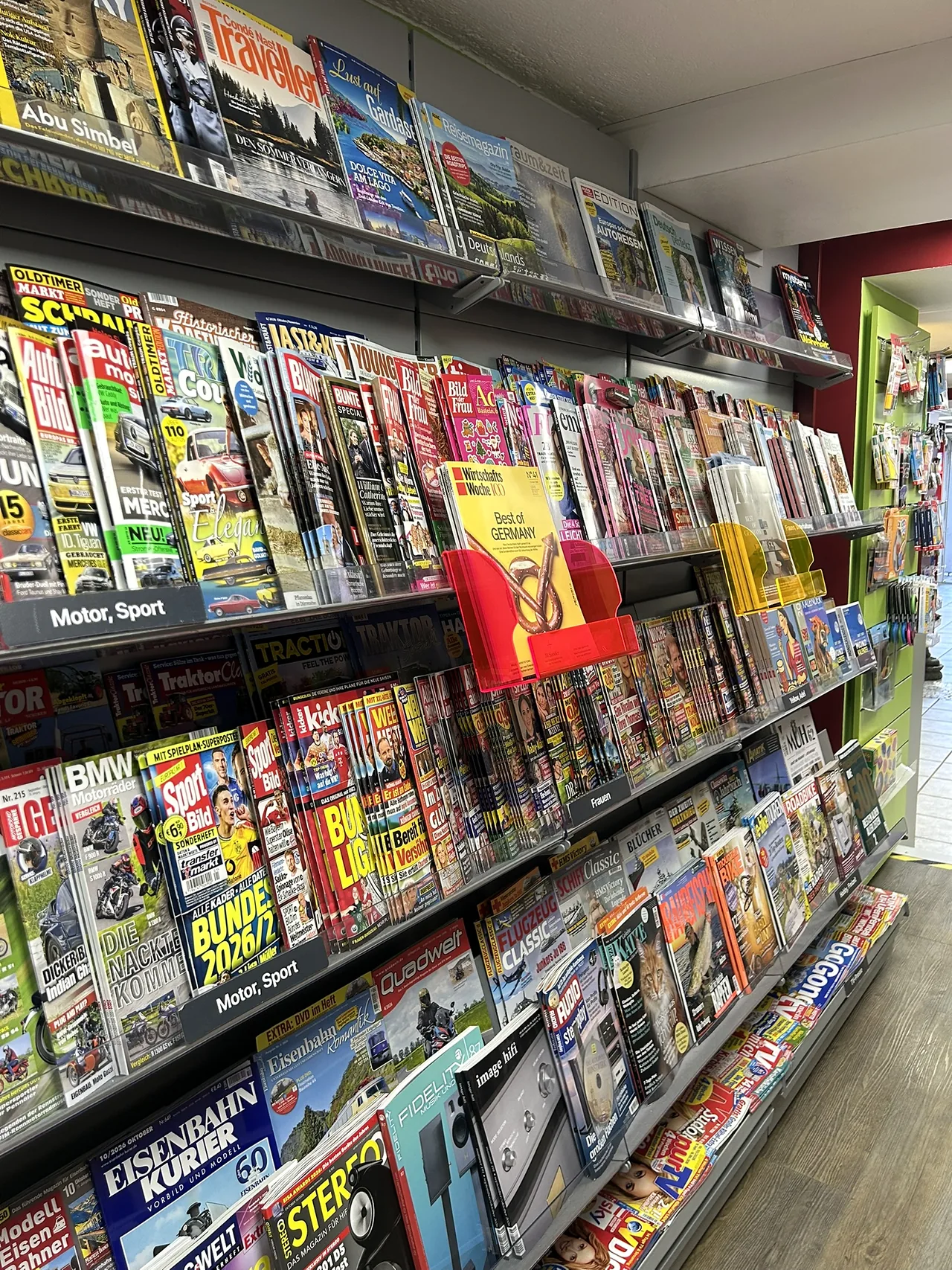Zeitschriften zu unterschiedlichen Themen im Regal